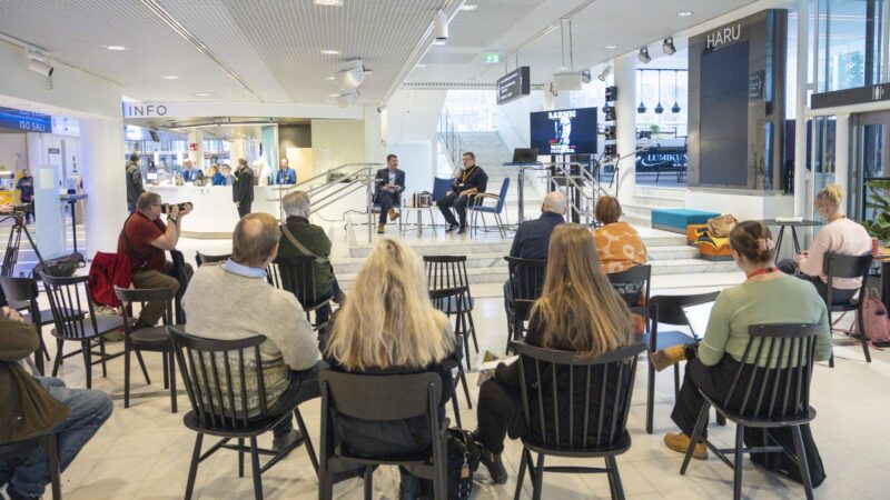 Tampereen Kirjafestareilla nautitaan ilmaisesta ohjelmasta Tampere-talon Aulaklubilla