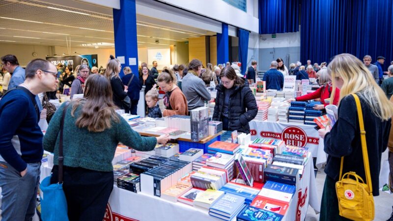 tAMPEREEN kIRJAFESTAREILLA shoppaillaan sorsapuistosalin jättikirjakaupassa