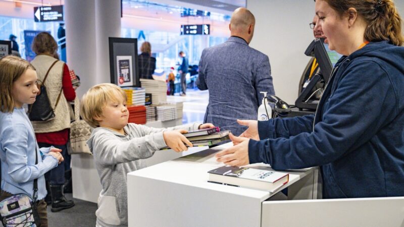 tAMPEREEN kIRJAFESTRAIT: lAPSI OJENTAA MYYJÄLLE KASAN KIRJOJA OSTOTARKOITUKSISSA.