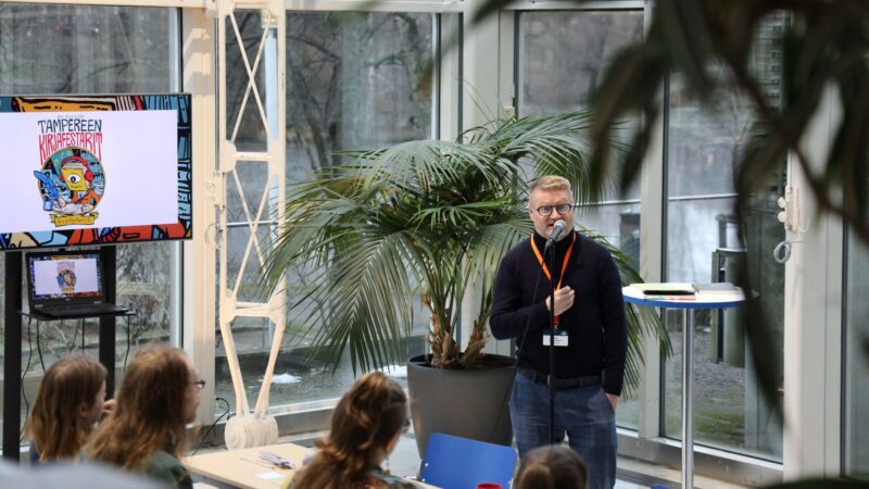 Ohjemaa Tampereen Kirjafestareille Tampere-talon Talvipuutarhassa