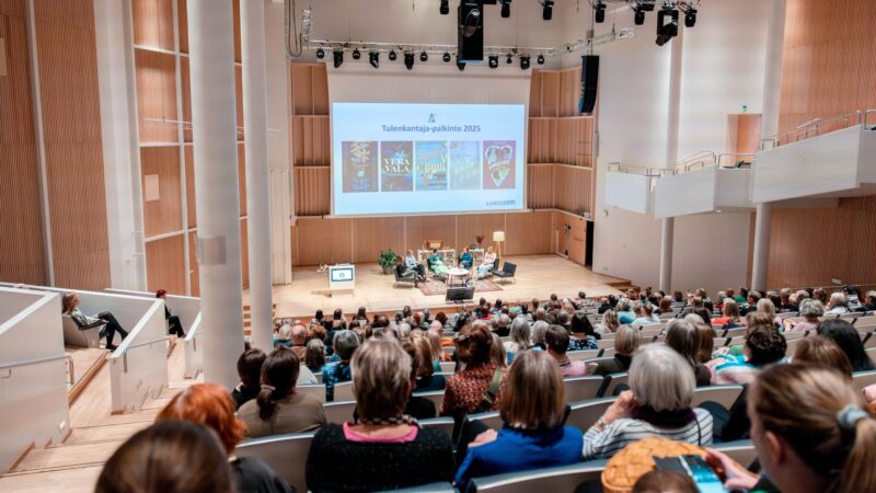 Tulenkantajat palkinto Tampereen Kirjafestareilla Tampere-talossa